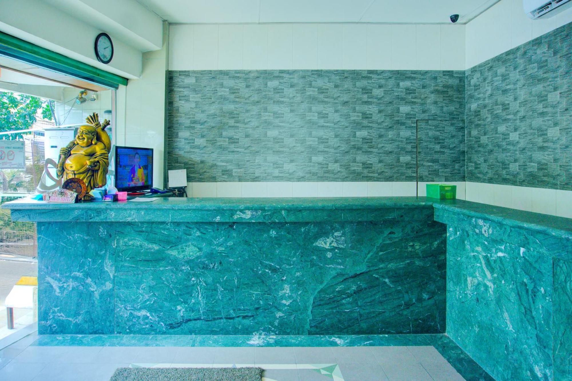 Townhouse Oak Palembang Near Jembatan Ampera Formerly Azzura Hotel Exterior foto